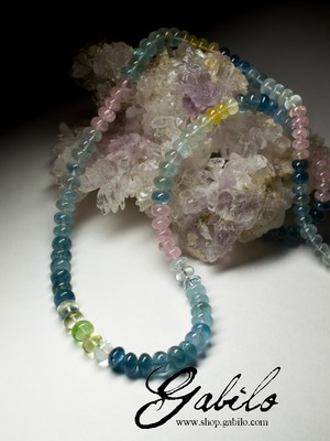 Große Perlen aus Beryll gefärbt