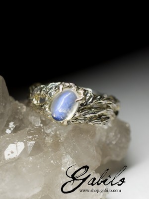 White gold ring with moonstone code 8408