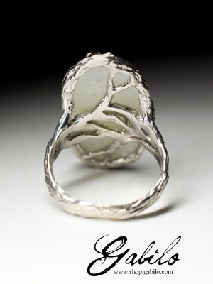 Großer silberner Ring mit weißer Jade