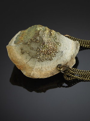 Halskette mit Spectropyrite auf Bronzeketten