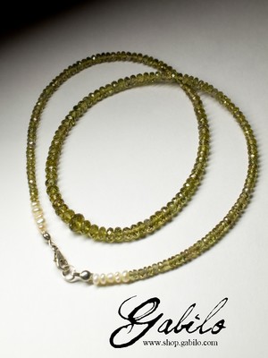 Perlen aus Andalusit