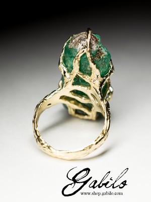 Ein großer Ring mit einem Smaragd in Gold