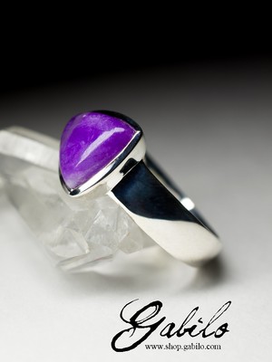 Ring mit Sugilith in Silber