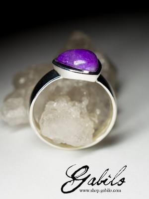 Ring mit Sugilith in Silber