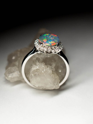 Goldener Ring mit schwarzem Opal und Diamanten