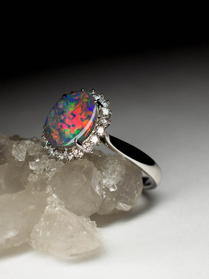 Goldener Ring mit schwarzem Opal und Diamanten