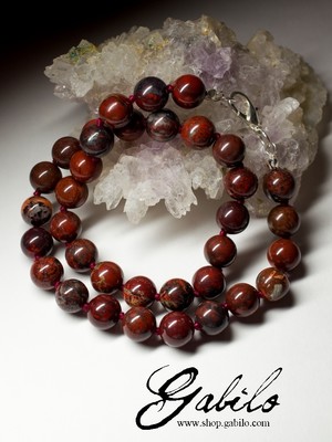 Perlen aus rotem Jaspis