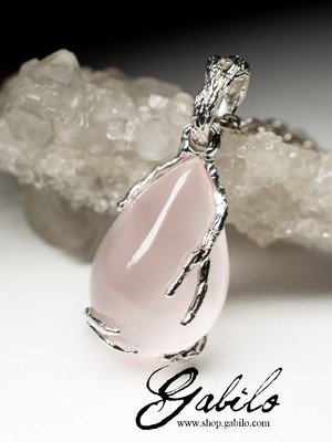 White gold pendant with pink quartz
