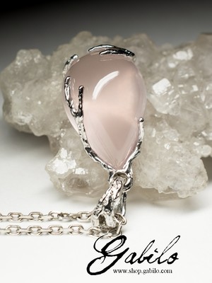 White gold pendant with pink quartz