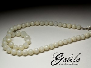 Perlen aus weißer Jade