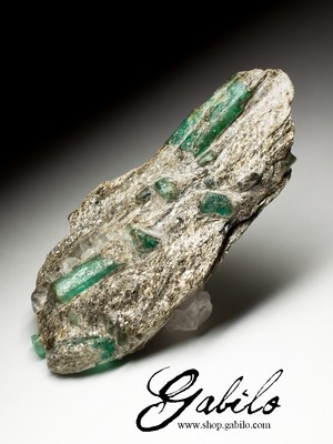 Kristalle des Smaragds auf dem Felsen