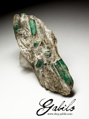 Kristalle des Smaragds auf dem Felsen
