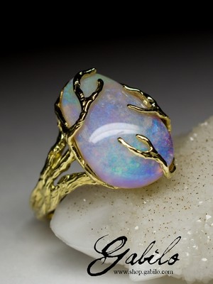 Goldener Ring mit Opal