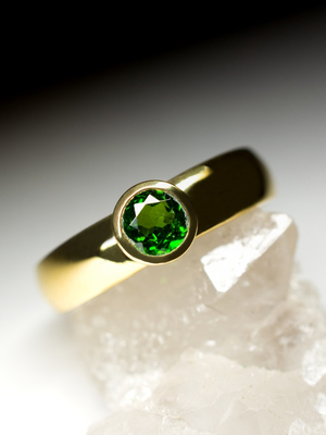 Chrome diopside gold ring