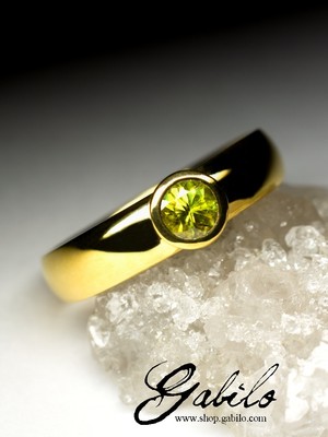 Goldener Ring mit sphenom