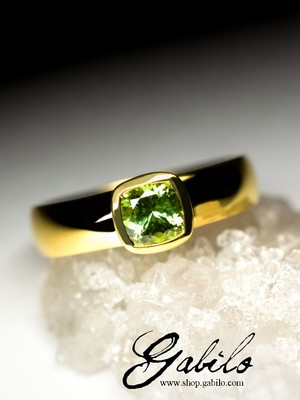 Goldring mit Chrysolith