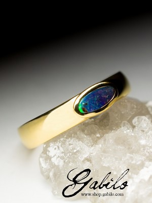 Goldener Ring mit schwarzem Boulder Opal